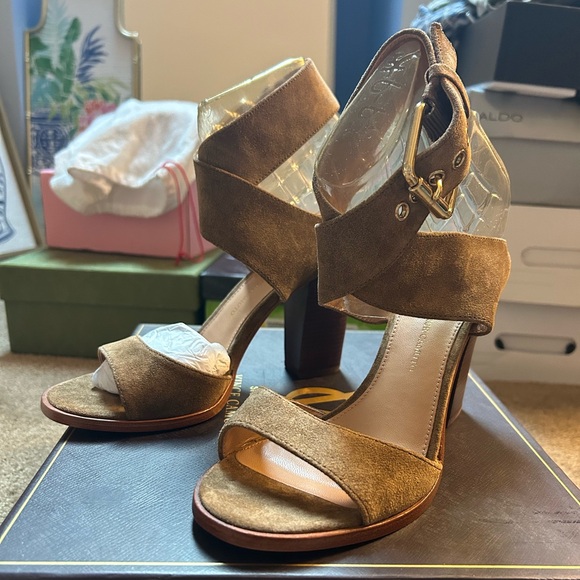 NIB Vince Camuto Signature tan suede sandals, gold hardware, size 6 - Picture 1 of 8